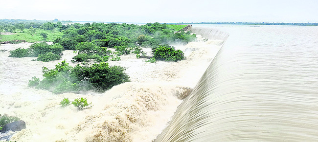 వరద దండిగా.. ప్రాజెక్టులు నిండుగా..1