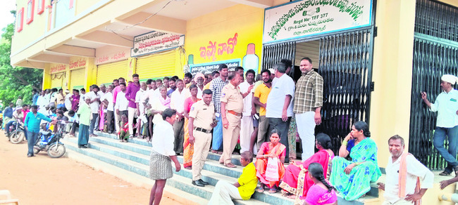 యూరియా కోసం బారులు 1