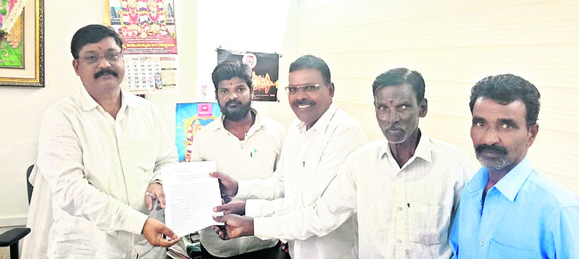 భూములిచ్చాం.. ఉపాధి కల్పించండి
1