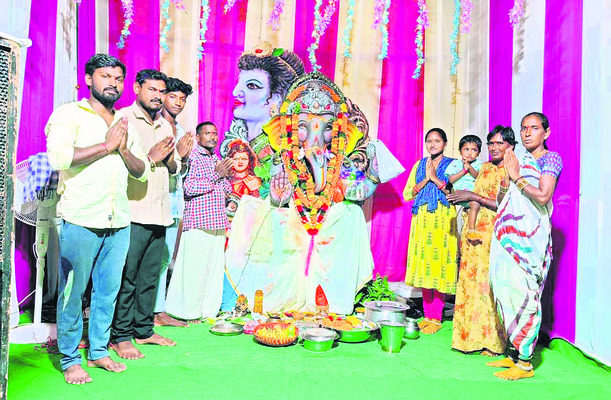 గణనాథుడి విగ్రహాల వద్ద పూజలు, అన్నదానం1