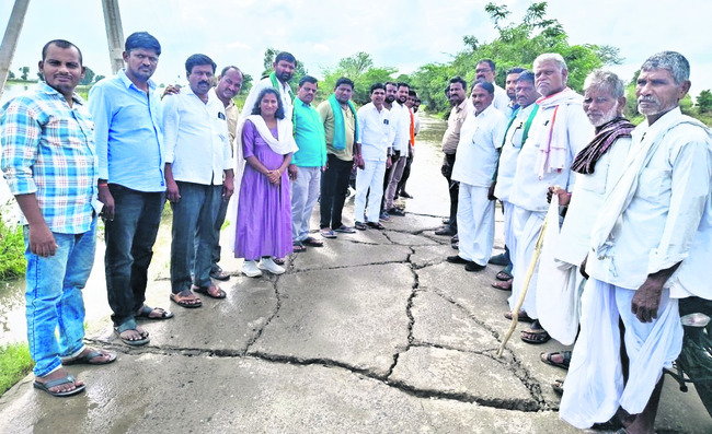 రెండు రోజులుగా వరదలోనే పంటలు 1