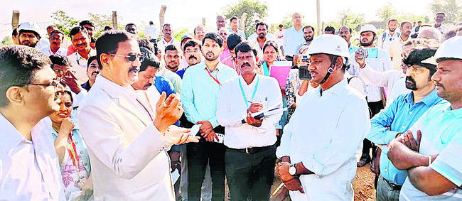అక్రమ తవ్వకాలను అడ్డుకోలేరా? 1