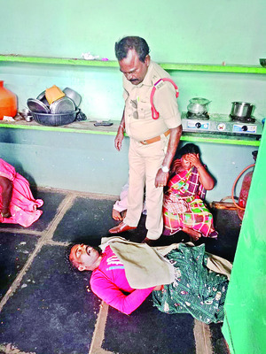 చంటి బిడ్డతో వేచివున్నా.. ఆపని బస్సులు 1