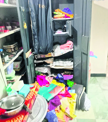 కుక్కకు మత్తు మందు ఇచ్చి ఇంట్లో చోరీ1