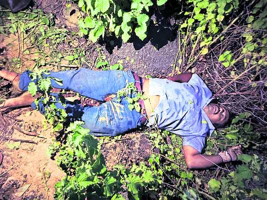 ఇసుక ట్రాక్టర్ బోల్తా – డ్రైవర్ మృతి 1