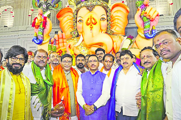 బాలాపూర్ గణనాథుడిని దర్శించుకున్న కేంద్ర మంత్రి 2