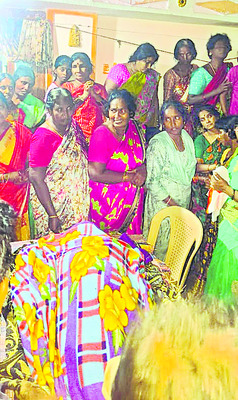 బిడ్డలను తీసుకొచ్చేందుకు వెళ్లి..1