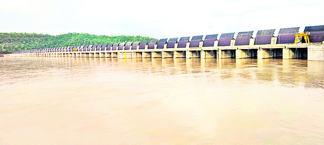 దోబూచులాడుతున్న గోదావరి..!1