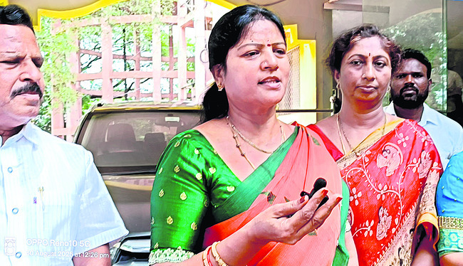 ప్రజా సమస్యలు మాకొద్దు.. పార్టీ కార్యాలయమే ముద్దు!1