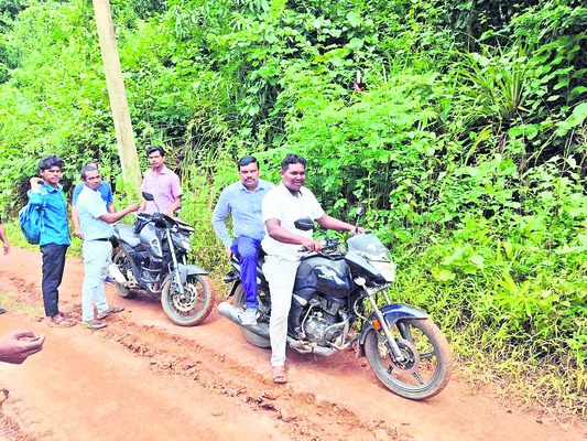 మారుమూల ప్రాంతాల్లో అధికారి పర్యటన1
