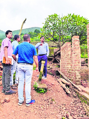 మారుమూల ప్రాంతాల్లో అధికారి పర్యటన2