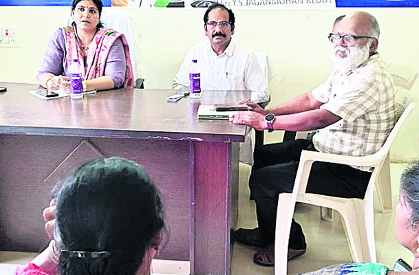 రైతులకు ఎరువులు అందడం లేదు 1