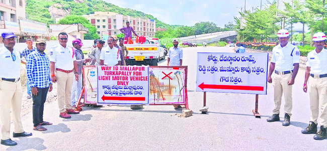 భూములిచ్చాం.. ఉపాధి కల్పించండి
2