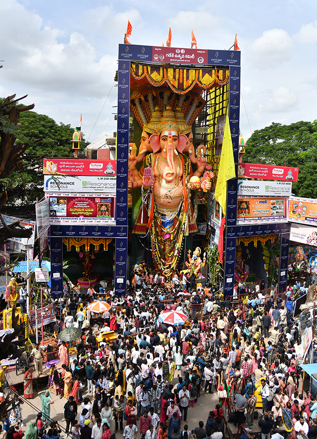 Huge Rush Of Devotees At Khairatabad Ganesh 2025 Photos10