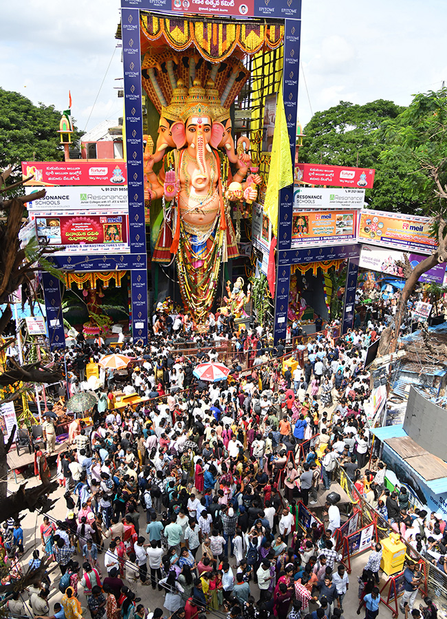 Huge Rush Of Devotees At Khairatabad Ganesh 2025 Photos11
