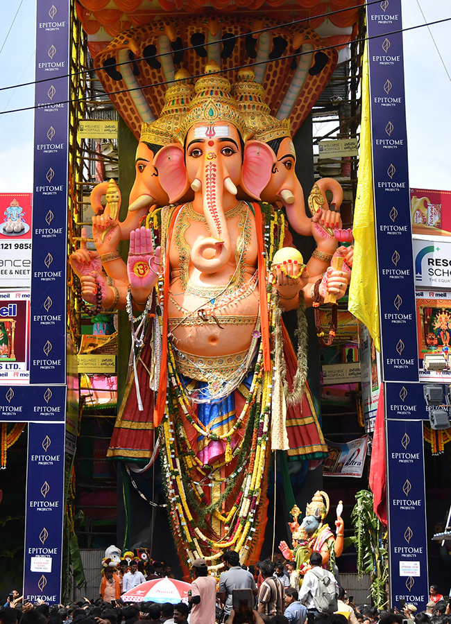 Huge Rush Of Devotees At Khairatabad Ganesh 2025 Photos12