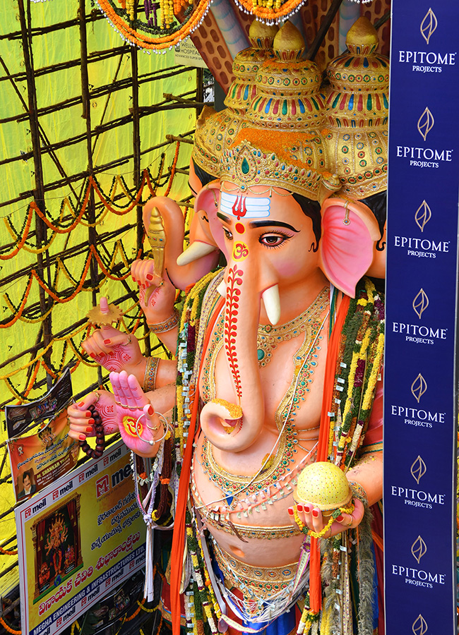 Huge Rush Of Devotees At Khairatabad Ganesh 2025 Photos13