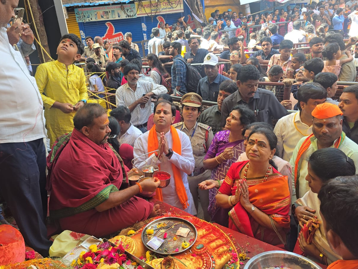 Huge Rush Of Devotees At Khairatabad Ganesh 2025 Photos15