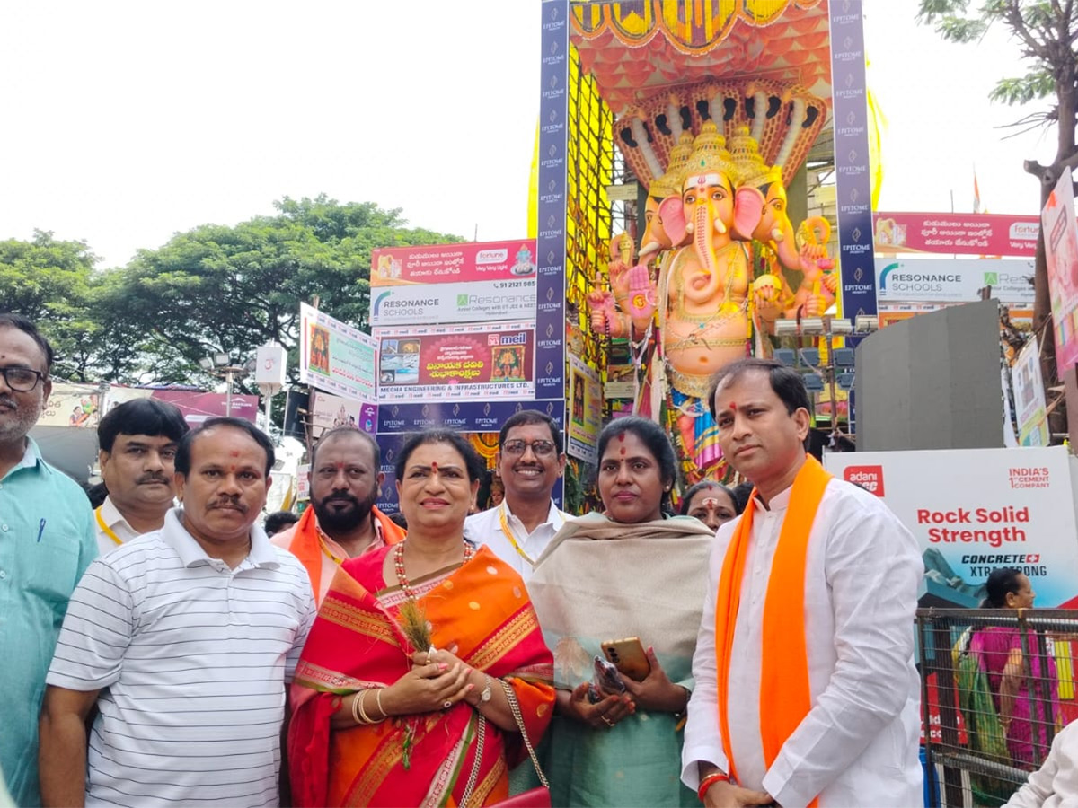 Huge Rush Of Devotees At Khairatabad Ganesh 2025 Photos16
