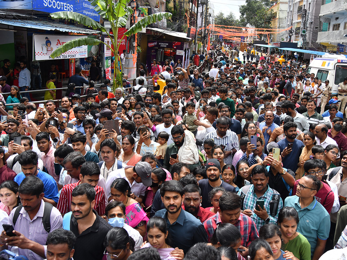 Huge Rush Of Devotees At Khairatabad Ganesh 2025 Photos17