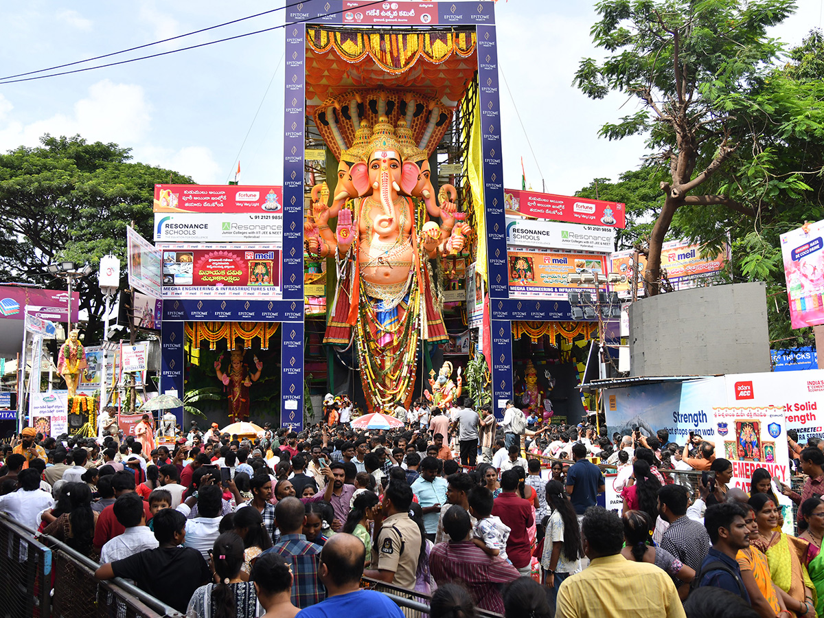 Huge Rush Of Devotees At Khairatabad Ganesh 2025 Photos2