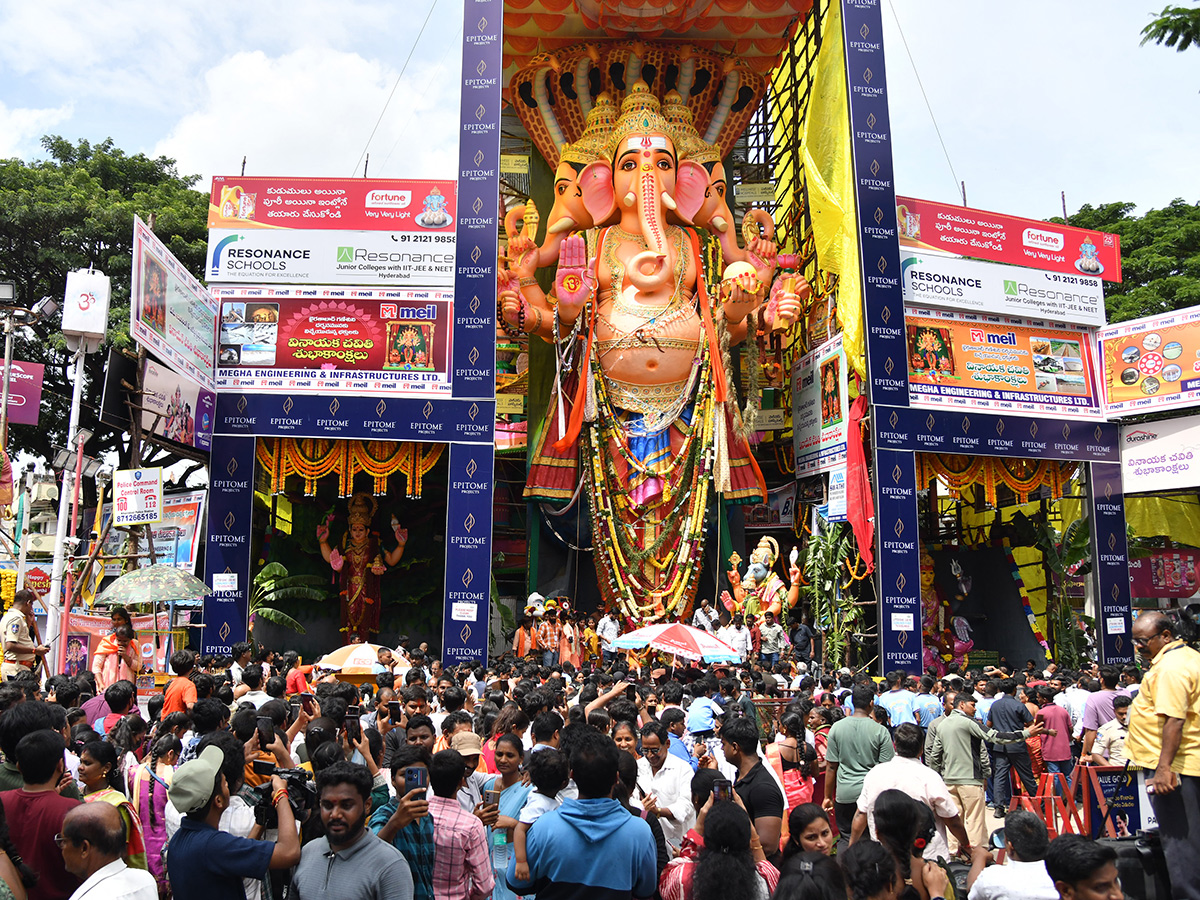 Huge Rush Of Devotees At Khairatabad Ganesh 2025 Photos3