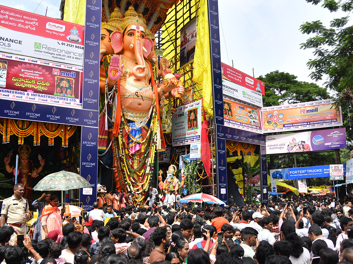 Huge Rush Of Devotees At Khairatabad Ganesh 2025 Photos4