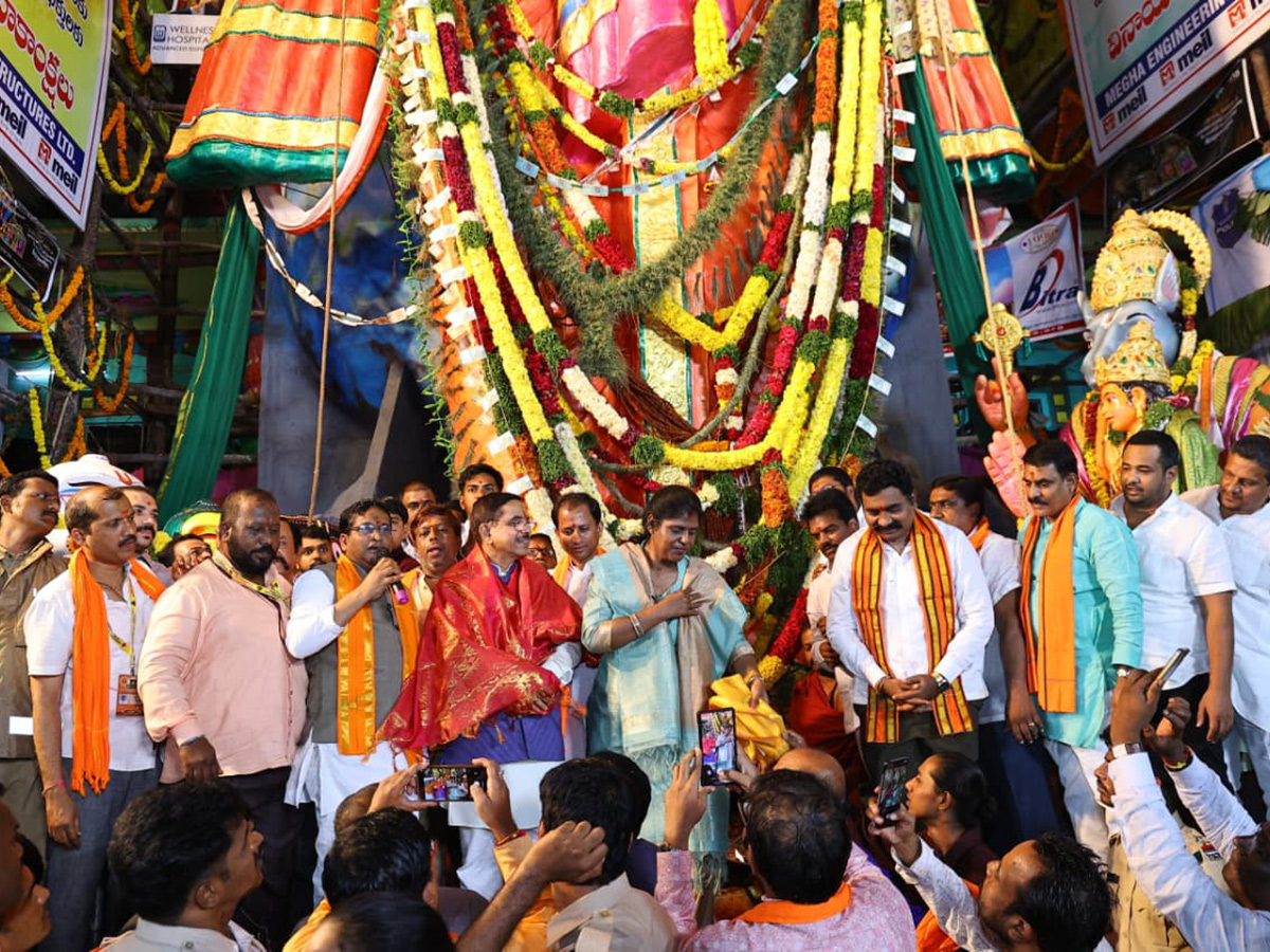 Huge Rush Of Devotees At Khairatabad Ganesh 2025 Photos5