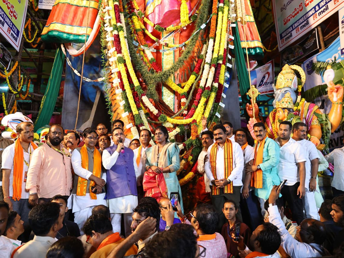 Huge Rush Of Devotees At Khairatabad Ganesh 2025 Photos6