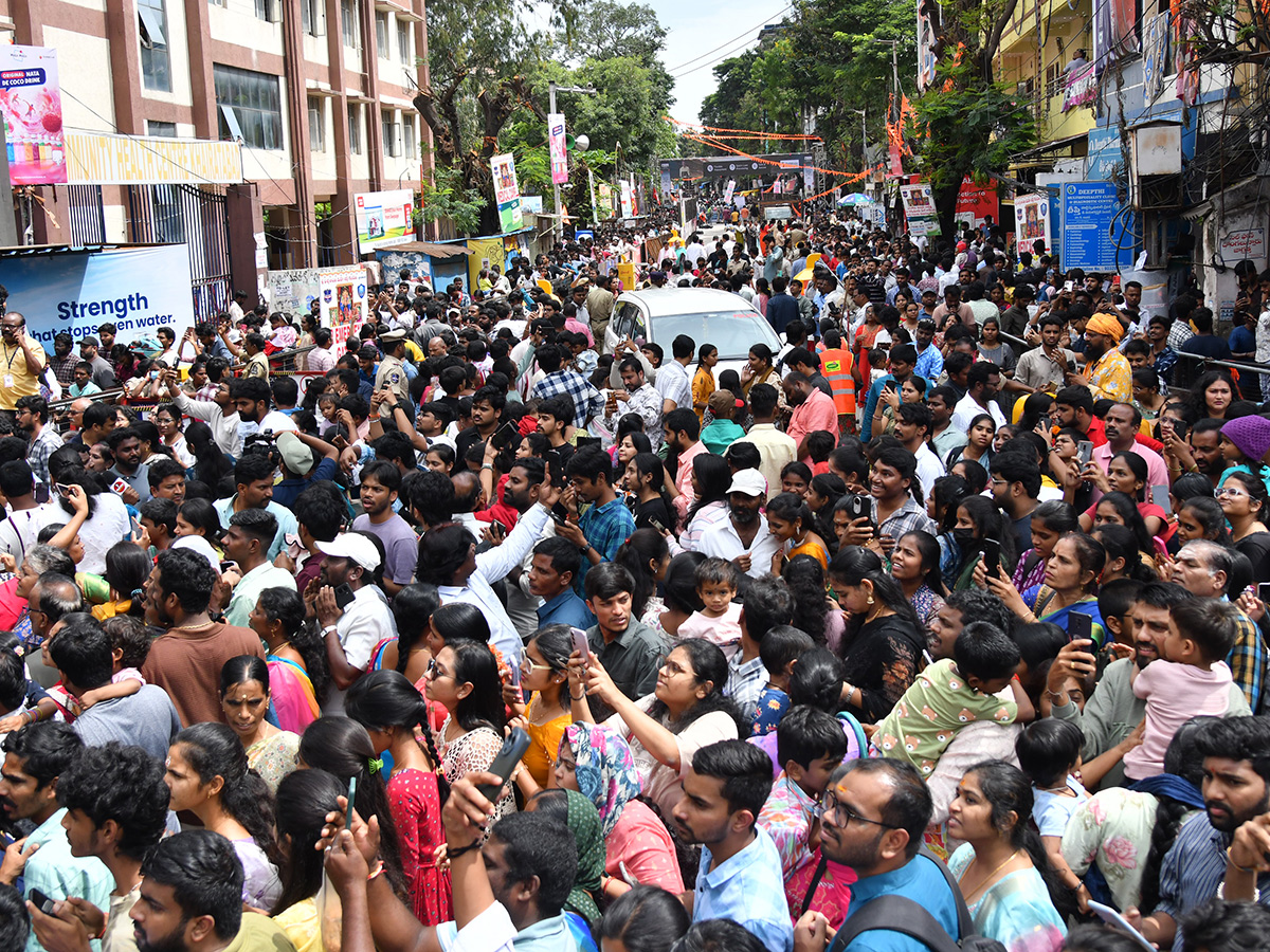 Huge Rush Of Devotees At Khairatabad Ganesh 2025 Photos7