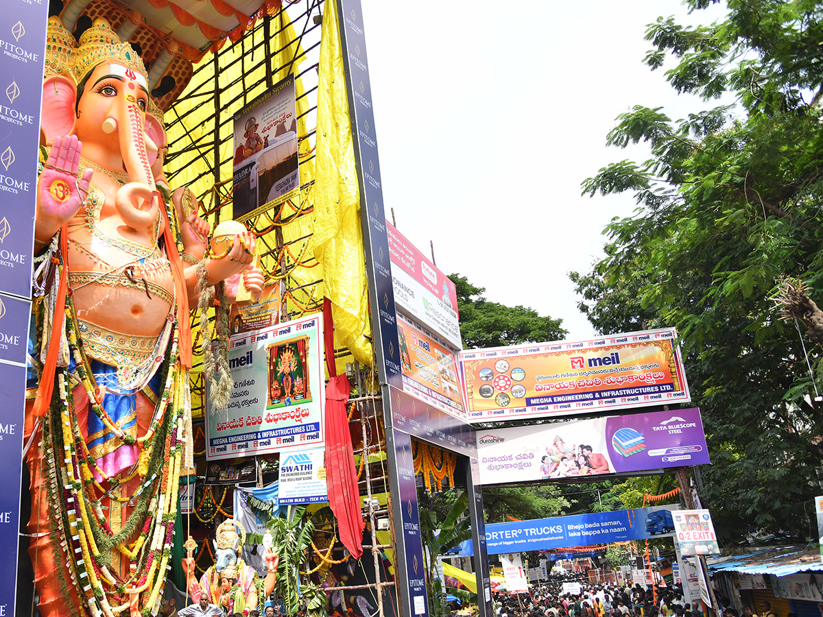 Huge Rush Of Devotees At Khairatabad Ganesh 2025 Photos8