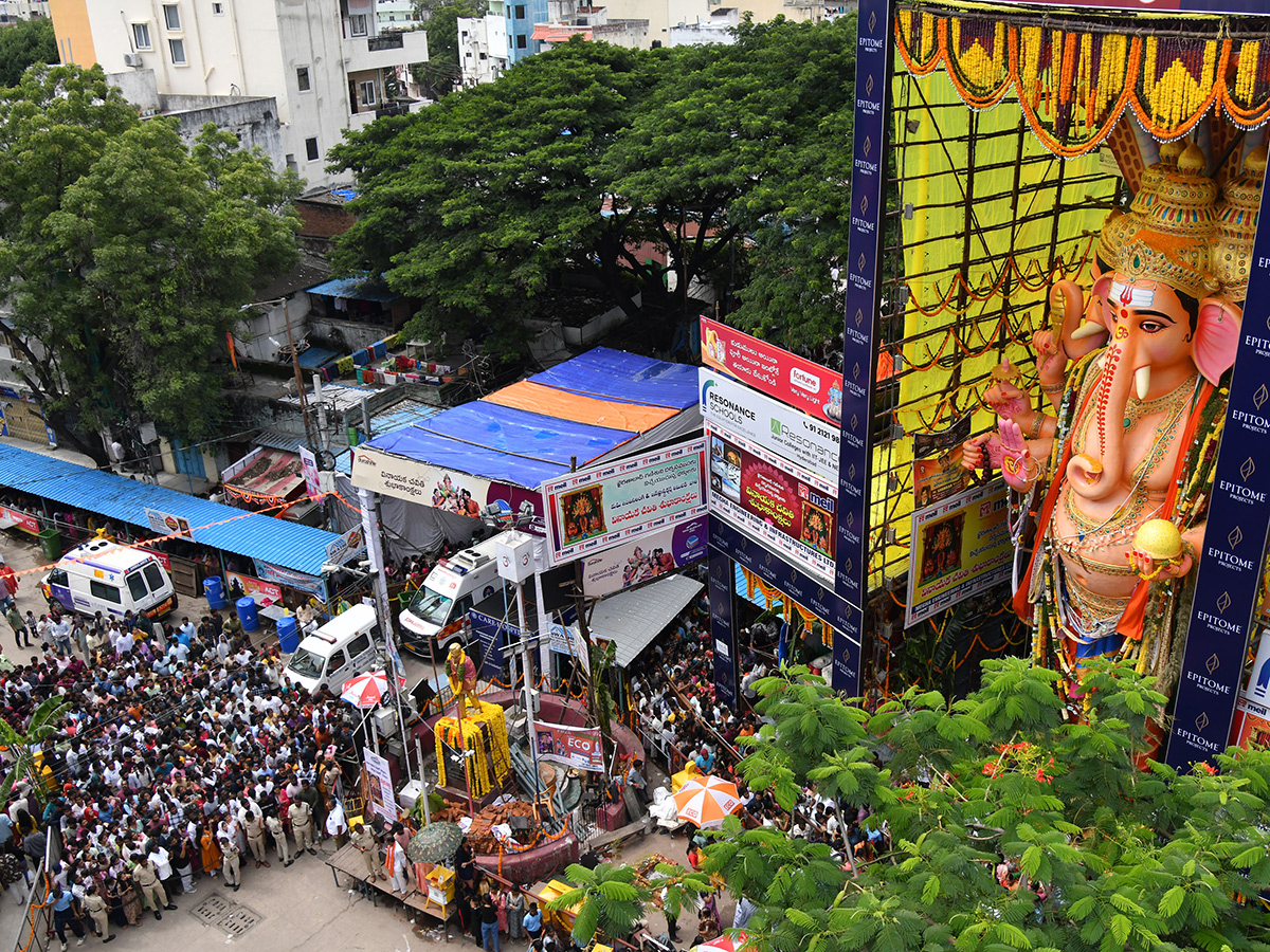 Huge Rush Of Devotees At Khairatabad Ganesh 2025 Photos9