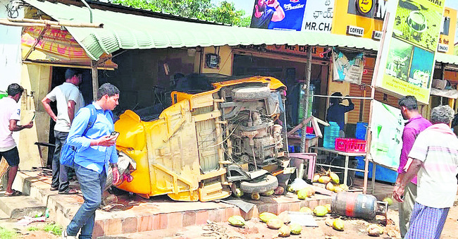 జాతీయ రహదారిపై లారీ బీభత్సం2