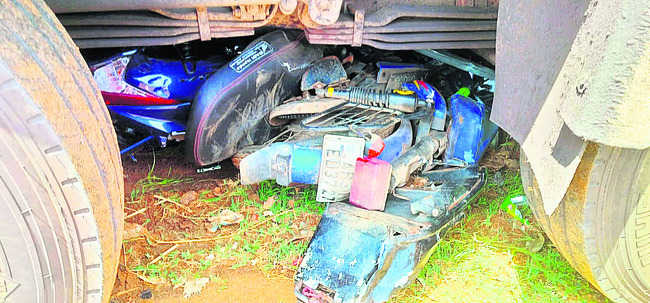 జాతీయ రహదారిపై లారీ బీభత్సం3