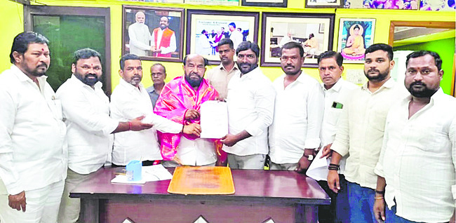 బీసీలకు ప్రాధాన్యత ఇవ్వాలి 1
