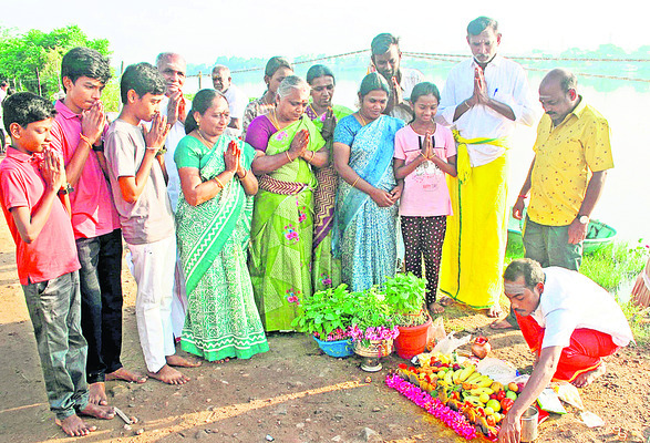 కోలాహలంగా.. ఆడి పెరుక్కు 1