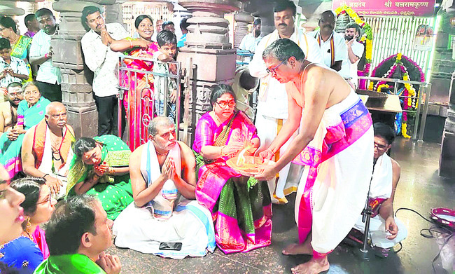నృసింహునికి దేవాదాయ అదనపు కమిషనర్ పూజలు1