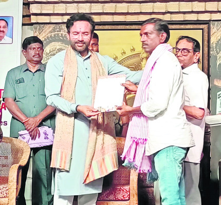 చేనేత కార్మికులకు కేంద్రమంత్రి సన్మానం
1