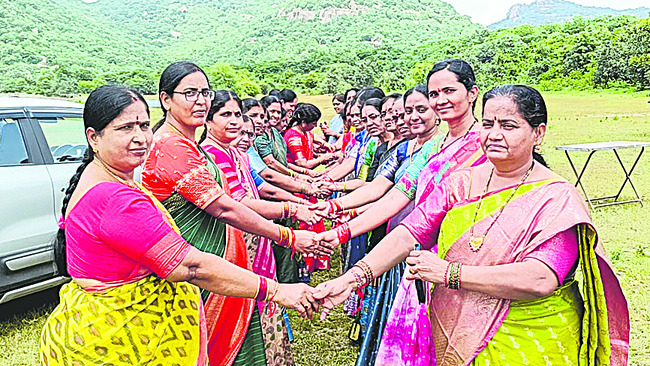 స్నేహితుల దినోత్సవ వేడుకల్లో మహిళల సందడి 1