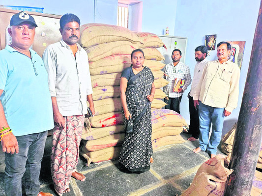 ● ప్రతిఘటిస్తున్న వైఎస్సార్‌సీపీ శ్రేణులు 1
