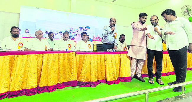 బాసర క్షేత్రంలో   ఎర్రజెండాలు కలకలం1
