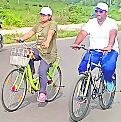 కలెక్టర్‌ సైకిల్‌ సవారీ1