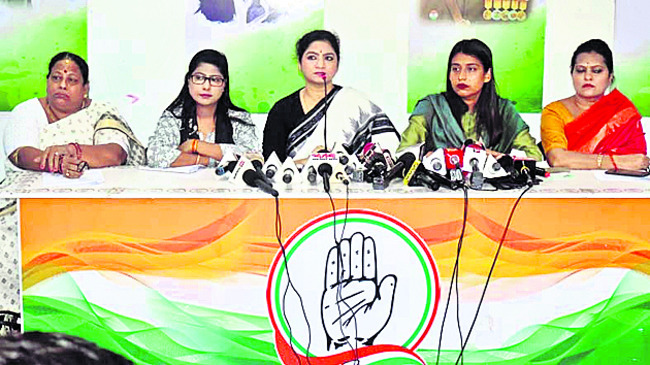 కన్ను మూసిన బొలొంగా బాలిక 1