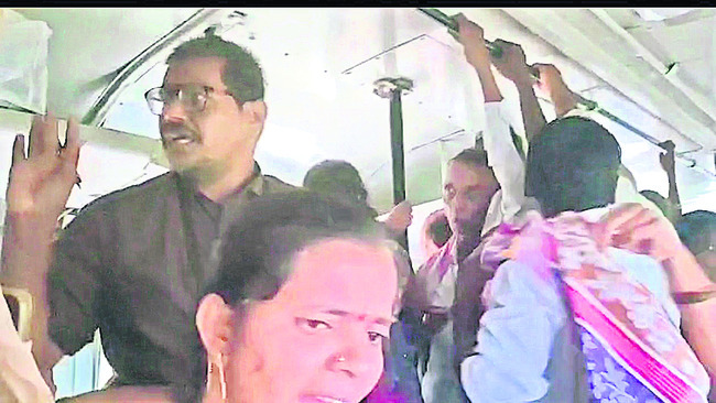 మహిళా ప్రయాణికురాలిపై దురుసు ప్రవర్తన1