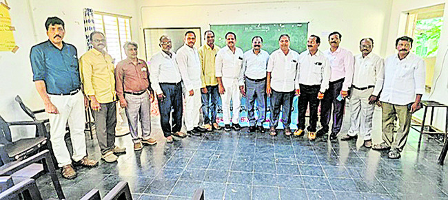పెన్షనర్ల సమస్యలను పరిష్కరించాలి
2