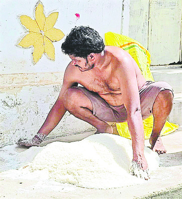 వద్దని సాగునంపేలా..2