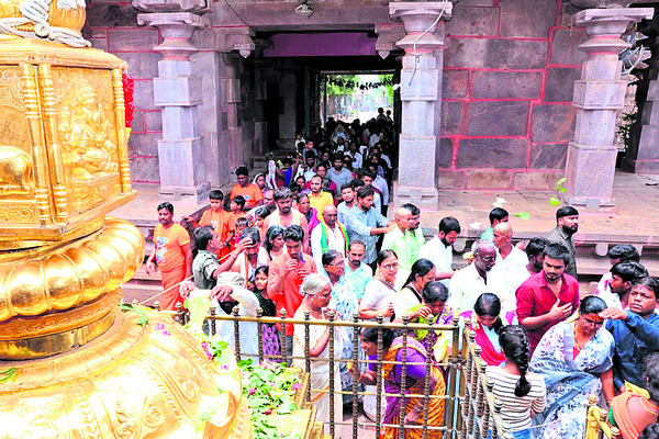 మల్లన్న దర్శనానికి  పోటెత్తిన భక్తులు 1