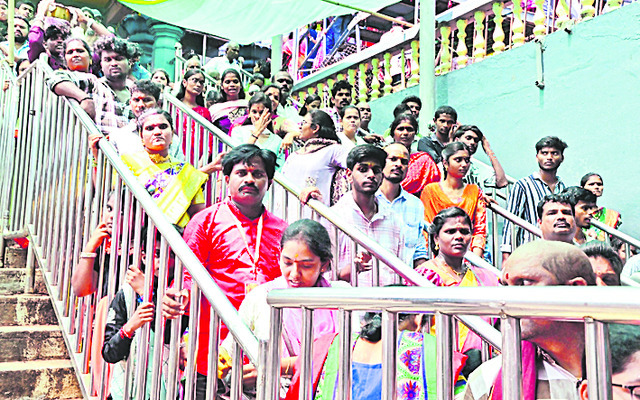 దుర్గమ్మ సన్నిధిలో భక్తుల రద్దీ 1