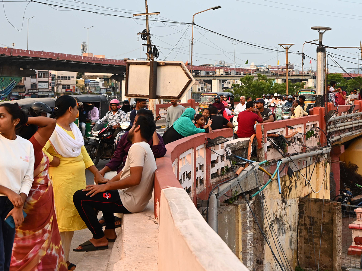 Heavy Rain Flood Water in Prakasam Barrage Photos11