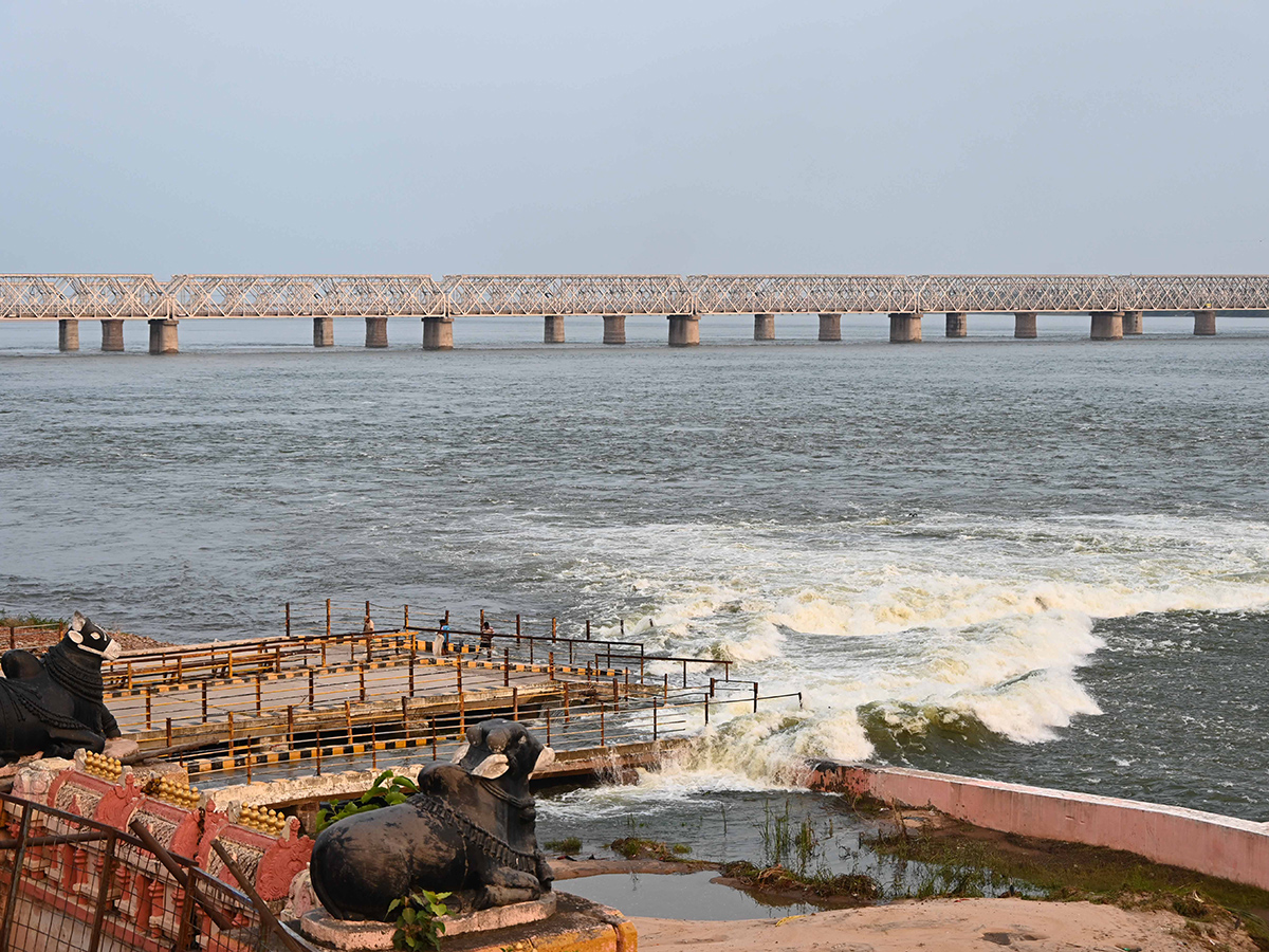 Heavy Rain Flood Water in Prakasam Barrage Photos13